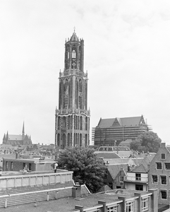 884983 Gezicht op de versierde Domtoren (Domplein) te Utrecht, uit het zuidwesten. De versieringen zijn aangebracht ter ...